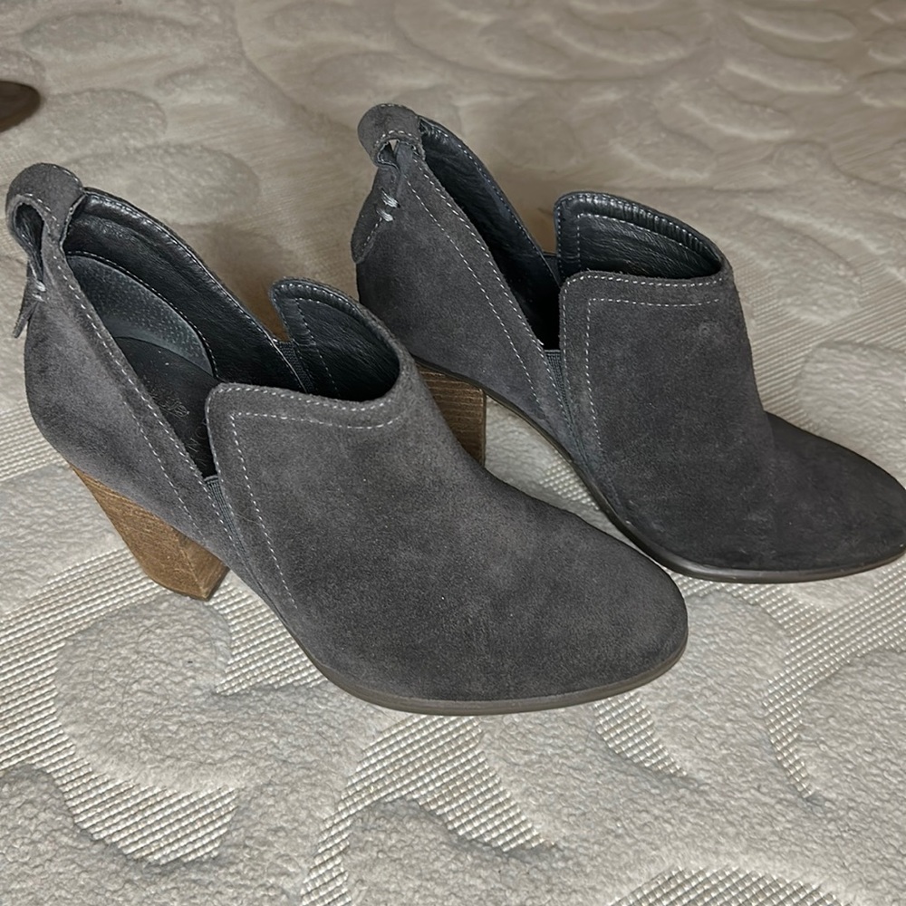Vince camuto black suede high heel booties sz 8